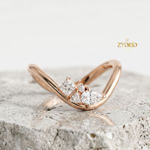 Anillo Chevron Cluster en Oro de 10K con Piedras de Formas Mixtas Modernas - Product Image 3
