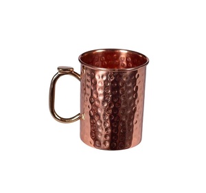 Mug en cuivre à texture martelée avec brillance authentique et qualités de rétention du froid fait pour Moscow Mule et autres boissons froides - Product Image 1