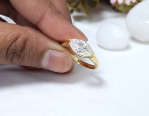 Bague de fiançailles et de mariage en diamant de laboratoire taille marquise de 2 carats pour femme, en or jaune massif 14 carats, bijoux en diamant - Product Image 6