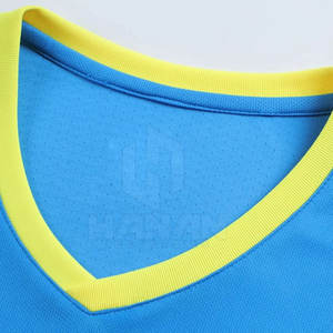 Uniforme de fútbol de poliéster 100% personalizable, ropa de equipo de alta calidad disponible en varios colores personalizados a la venta - Product Image 3