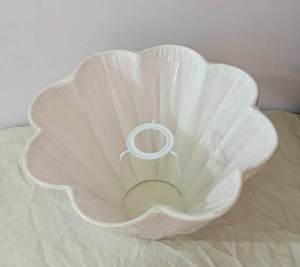 Abat-jour de chevet en tissu de lin imprimé en blocs Ikat plissé effet soie, léger, écologique, moderne, fait main de luxe - Product Image 5