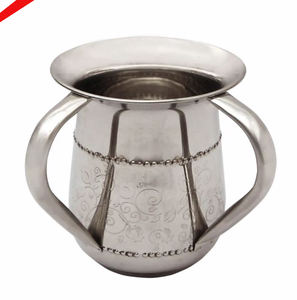 Tasse de lavage juive au design martelé fini argent avec deux poignées dorées - Product Image 3