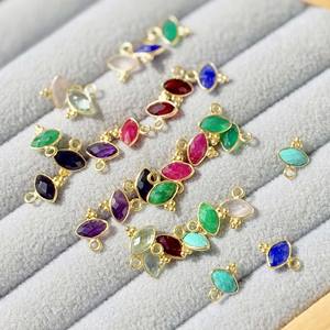 Colgante con Bisel de Esmeralda, Forma de Marquesa, Dije Delicado Chapado en Oro con Tres Colgantes Rawa - Product Image 4