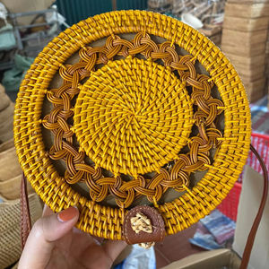 Bolso tipo cubo de ratán tejido con detalles de paja de ganchillo Bolso de hombro de playa de verano 2025 personalizado para mujer de 99 Gold Data - Product Image 1