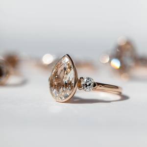 8x12mm poire coupe Moissanite trois pierres bague de lunette | Bague de fiançailles en or rose | Bijoux fins personnalisé argent or OEM - Product Image 2