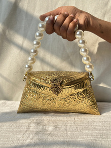 Pochette en laiton ornée entièrement artisanale indienne, avec embellissement de perles, sac à main de luxe pour femmes, pour mariage et soirée - Product Image 3