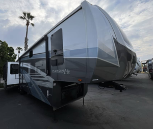 Precio de Subasta Autocaravana Usada Forest River Cardinal Luxury 380RLX 2023, Interiores Espaciosos, Una Habitación, 4-6 Pasajeros, Euro 5 en Venta - Product Image 1