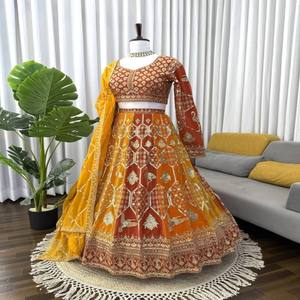 Conjunto de Lehenga Choli de Seda Natural para Mujer VASTRA COTTAGE con Dupatta de Organza, Lentejuelas y Bordado de Hilo para Bodas y Fiestas - Product Image 4