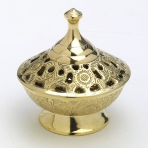 Quemador de incienso de latón dorado de diseño grabado con Cruz en la parte superior para el hogar y el uso decorativo religioso Quemador de incienso de latón - Product Image 2