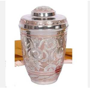 Urne commémorative en laiton exquise de stockage de cendres avec inscription personnalisable et style décoratif intemporel - Product Image 6