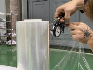 Film étirable LLDPE de fabrication vietnamienne, haute adhérence, emballage manuel, meilleur prix - Product Image 5