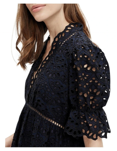 Robe midi d'été en coton brodé bleu, col en V, coupe trapèze, écologique, respirante, à ourlet asymétrique volanté et doublure en dentelle - Product Image 4