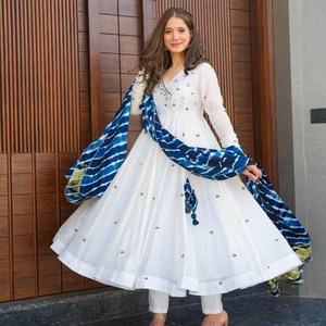 Elegancia bordada estilo Bollywood envuelta en hilos de amor granate para una celebración atemporal para una fiesta - Product Image 1