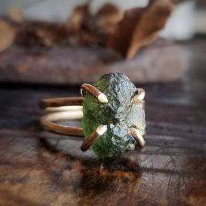 Moldavite naturelle traitée thermiquement Bague griffe à double bande remplie d'or 14 carats Cadeau unique de fiançailles et d'anniversaire pour les femmes - Product Image 5