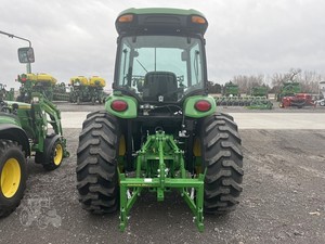 2023 JOHN 4052R | Cortacésped John Deeere con cargador frontal y cubo de fijación rápida a la venta - Product Image 3