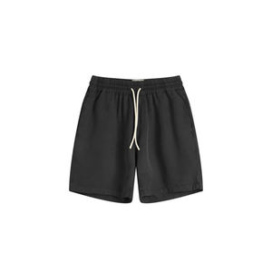 Estilo y comodidad durante todo el día con estos elegantes pantalones cortos de mezclilla negros con un diseño minimalista moderno perfecto para cualquier ropa casual - Product Image 1