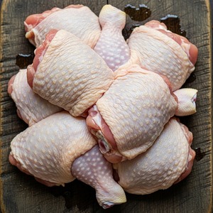 Producto de Alta Demanda: Muslos de Pollo Congelados IQF Halal de Primera Calidad, Disponibles para Venta al por Mayor y Distribución - Product Image 4