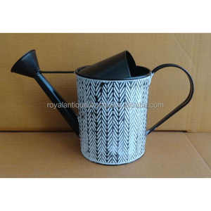 Arrosoir en métal haute capacité conçu pour l'efficacité, assurant un arrosage confortable des pelouses, des jardins et des terrasses - Product Image 2