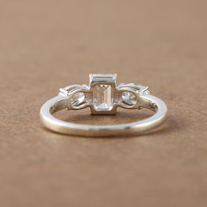 3,00 TCW Esmeralda corte laboratorio cultivado diamante tres piedras ajuste lujoso 14K oro sólido anillo de compromiso anillo de regalo para mujeres IGI - Product Image 4