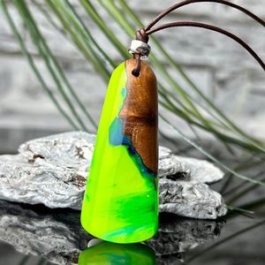 Collier en résine et bois Couple bleu et rouge pendentif petite amie, collier ami garçon cadeau d'anniversaire personnalisé - Product Image 6