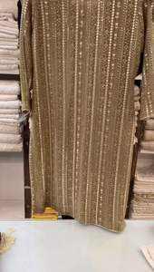 Vous recherchez ce beau costume de créateur de la même couleur sur un tissu de chinon lourd avec un travail intérieur et fil et sequnce et Sharara - Product Image 6