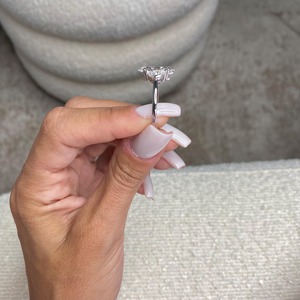 Anillo de Compromiso de Oro Blanco de 18k con Tres Piedras de Corte Marquesa de 4.00 Quilates VVS con Medias Lunas, Anillo Trilogía de Corte Marquesa con Diamantes Cultivados en Laboratorio - Product Image 1