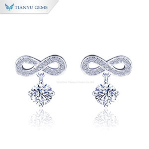 Boucles d'oreilles clous en moissanite ronde à quatre griffes, plaquées argent et or, classiques et élégantes, de Tianyu Gems. - Product Image 2