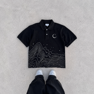 เสื้อโปโลผ้าฝ้ายระบายอากาศดี พิมพ์ลายแฟชั่น ทรงครอป โอเวอร์ไซส์ ดีไซน์ทันสมัยสำหรับผู้ชาย - Product Image 1