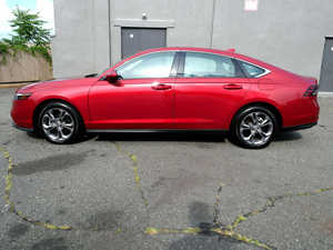 Rojo 2024 EX FWD Automático con Volante a la Izquierda, Asientos de Tela, Sistema de Navegación, Arranque Remoto, Techo Solar, Android Auto, Llantas de Aleación - Product Image 5