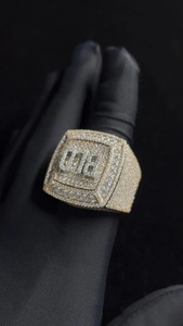 แหวนเพชรที่มีประกายทรงคิวบิกเซอร์โคเนียสีทองสั่งทำชื่อได้ - Product Image 2