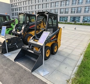 Chargeuse compacte multifonction XC7 SR04 diesel avec accessoires pour chargeuse frontale, moteur à engrenages PLC - Haute efficacité TOP - Product Image 4