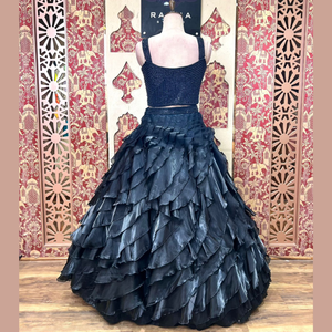 El último Lehenga de color negro con ritmos elegantes y trabajo manual de perlas intrincadas, perfecto para fiestas y ropa India festiva - Product Image 4