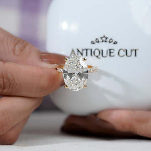 Anillo de Compromiso Clásico con Corte Ovalado Grande, Claridad EF/VS, Certificado por IGI, con Banda Pavé, Colección de Diamantes Cultivados en Laboratorio - Product Image 6