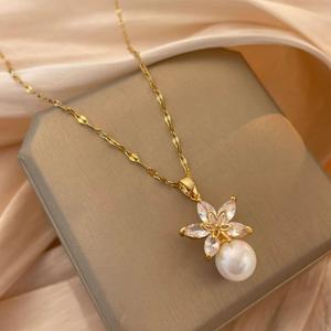 Collier exquis en forme de fleur avec un design polyvalent et tendance, collier pendentif en cuivre - Product Image 3