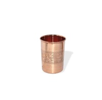 Gobelet à boire en cuivre au design incurvé avec détails faits à la main et style naturel conçu pour les routines de bien-être à domicile