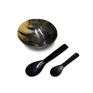 Cuenco de cuerno de búfalo natural de alta calidad hecho a mano con juego de cuchara a juego para decoración de mesa de comedor rústica a un precio asequible - Product Image 3