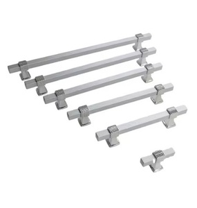 Poignées de porte en métal haute résistance résistantes à la rouille, design moderne pour des performances durables poignées attrayantes à finition argentée - Product Image 3