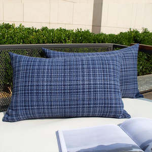 Coussin carré d'extérieur imperméable de qualité supérieure, couleurs vives disponibles en tailles 12"x20" et 18"x18", rembourré en mousse à mémoire de forme pour usage extérieur. - Product Image 1