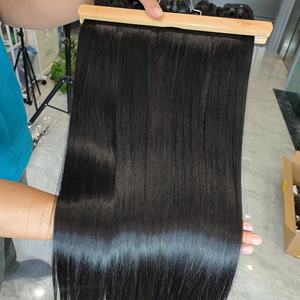 Venta al por mayor 100% Paquete de pelo crudo vietnamita azabache doble trama negra para mujeres estilo ondulado Color negro azabache pelo humano origen Vietnam - Product Image 1