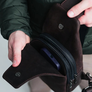 Bolso de pecho moderno para hombre, adecuado para uso diario y personalizable. - Product Image 3