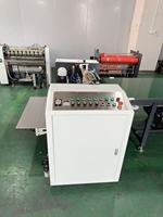 Machine automatique d'alimentation et de collage pour la fabrication de boîtes rigides en carton et de boîtes cadeaux