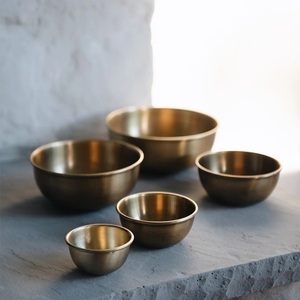 Ensemble de luxe de qualité de 2 bols en laiton avec finition en or brossé utilisé pour servir les nouilles et la décoration de Table à manger. - Product Image 5