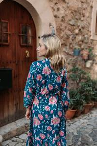 Vestido Liliosa Estampado a Mano, Vestido Informal de Algodón Bohemio con Estampado Floral Azul y Blanco para Ocasiones Casuales - Product Image 2