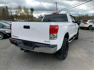 รถกระบะหรู GCC Tundra ปี 2013 มือสอง ระบบขับเคลื่อนสี่ล้อ เบาะหนัง ระบบควบคุมความเร็วอัตโนมัติ ระบบควบคุมความเร็วคงที่ สีขาว เกียร์อัตโนมัติ กล้องมองหลัง 360 องศา ไฟหน้า LED - Product Image 4