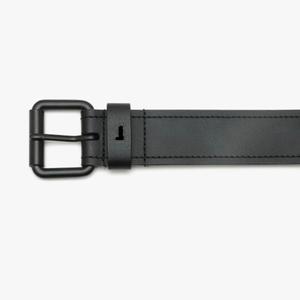 Ceinture décontractée élégante en cuir pleine fleur noir pour hommes avec coutures aux bords solides et boucle à ardillon simple à rouleau noir mat - Product Image 4