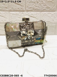 Epitome of Elegance Pochette de soirée de créateur artisanale avec pierres de cristal Laiton et nacre Luxueux Exquis - Product Image 6