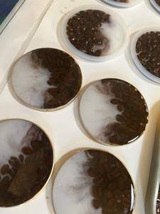 Sous-verres en résine faits à la main avec des flocons métalliques parfaits pour la décoration élégante de la cuisine et l'utilisation quotidienne des boissons - Product Image 4