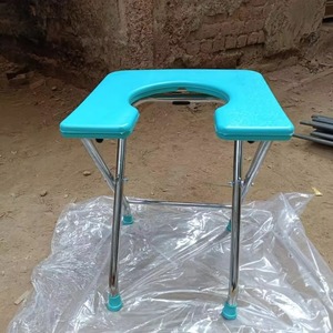 Silla con inodoro portátil con cubo extraíble y Marco plegable para un fácil transporte y uso en el cuidado del hogar - Product Image 1