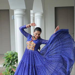 Vente en gros du dernier designer de style moderne robe en fausse georgette pour les femmes à forte demande indienne pakistanaise Bandhani impression travail pour la fête - Product Image 1