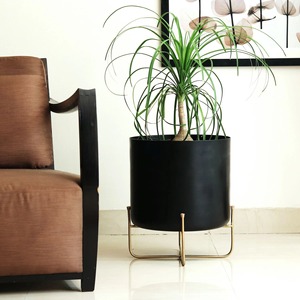 Jardinière géométrique contemporaine en métal avec finition noire et or pour le style de plantes d'intérieur moderne et les espaces de jardin - Product Image 3